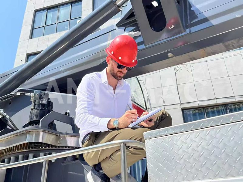 On-vehicle aerial work platform On-vehicle aerial work platform