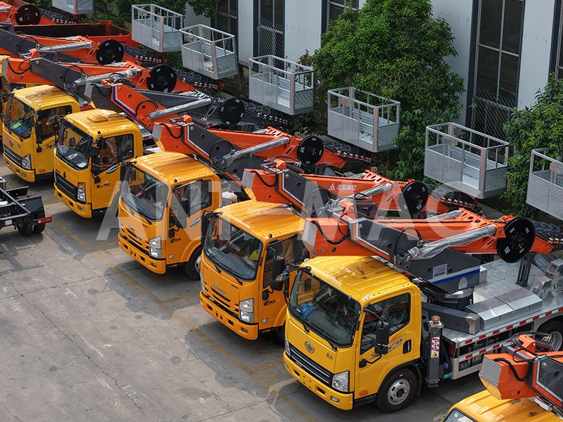 On-vehicle aerial work platform On-vehicle aerial work platform